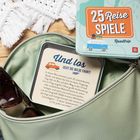 „Und los, geht die wilde Fahrt!“. Bunte Box mit „25 Reisespiele: Roadtrip“. Liegt in einer offenen Tasche mit Sonnenbrille.