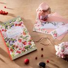 "Marmeladen-Deko-Set" und "Mit Deckchen, Etiketten & Garn" auf einem Buch. Daneben Früchte, ein Glas, Etiketten und Garn.