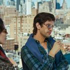 Keine Texte sichtbar. Zwei Personen stehen auf einem Dach. Eine Person trägt kariertes Hemd und raucht. Im Hintergrund sind Hochhäuser.