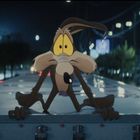 Eine Animation zeigt einen Koyote mit großen gelben Augen auf einem Lastwagen bei Nacht.