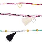 Drei farbenfrohe, geflochtene Armbänder mit Herzanhängern und Quasten.