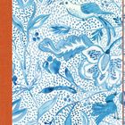 Ein blau-weißes florales Muster mit Vögeln auf einem hellen Hintergrund, brauner Rand links.