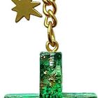 "Coppenrath" auf einem goldenen Schlüsselring. Am Ring hängt ein grünes Kreuz mit glitzernden Partikeln und ein Sternanhänger.