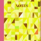 Text "NOTES" in der Mitte. Gelbes, geometrisches Muster auf einem Notizbuch mit rosa Rand.