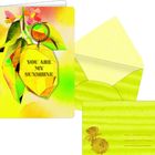 "YOU ARE MY SUNSHINE" steht auf einem gelben, kristallartigen Anhänger. Bunte Blumen und Blätter umgeben ihn.
