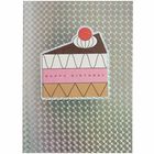 Text "HAPPY BIRTHDAY" auf einer stilisierten Kuchengrafik mit Kirsche auf schillerndem Hintergrund.