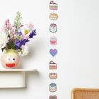 Illustration mit bunten, stilisierten Tortenmotiven in einer vertikalen Reihe, neben einer Vase mit Blumen.