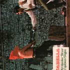 Text: "ISABELLA - Mit blanker Brust und spitzen Degen." Zwei Männer fechten vor einer Steinmauer, einer mit roter Kappe.