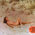 Text: "ICH SPÜRE DEINE HAUT". Eine Frau liegt nackt im Sand. Die Umgebung ist strandähnlich mit Grasbüscheln.