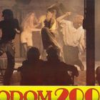 Der Text „SODOM 2000“ steht in großen roten Buchstaben auf gelbem Hintergrund. Eine Szene mit Tänzern und Musikern.