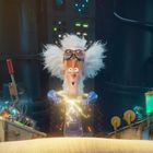 Illustration: Ein Wissenschaftler mit weißem Haar ist überrascht in einem Labor voller Geräte, umgeben von Funken und Röhren.