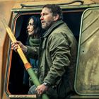 Text: "LUNCH SAFE LAUNCH ROSE GEAR."  
Zwei Personen in einem orangen Boot, Mann mit Ruder.