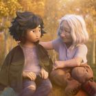Eine Illustration mit zwei Personen im Wald. Eine ältere Person legt tröstend den Arm um eine jüngere.