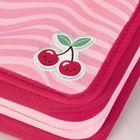 Keine Texte vorhanden. Illustration: Zwei lächelnde Kirschen mit grünen Blättern auf rosa gestreiftem Hintergrund.