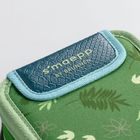 Der Text "s’maepp by Brunnen" auf einer grünen Tasche mit Pflanzenmuster und einer blauen Lasche.