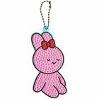 Illustration eines rosa Hasen mit geschlossenen Augen und roter Schleife, Kette daran befestigt.