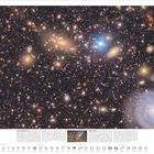 Kalenderblatt für Dezember 2027. Oben ein Himmelsbild mit zahlreichen bunten Galaxien und Sternen, unten Kalendarium.