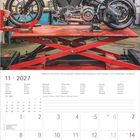 11 • 2027
Kalenderseite mit Monat November. Oben: Motorrad in Werkstatt auf Hebebühne.