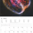 Kalender Juni 2027 mit einem Himmelsfoto darüber, das den planetarischen Nebel NGC 1514 zeigt.