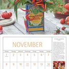 November-Kalenderblatt mit buntem Kräuterstrauß in einer Ölkanne, umgeben von Chilis. Enthält auch ein Rezept.