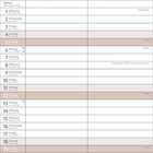 Dezemberkalender mit weihnachtlichem Motiv. Schneebedeckter Tannenbaum mit goldenen Kugeln vor beleuchtetem Karussellhintergrund.