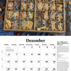 "Dezember" Kalender zeigt einen Keks-Adventskalender. Texte über Plätzchenrezept und Adventstage. Keksformen sind festlich.