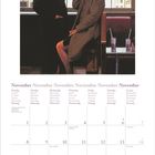 Kalenderblatt für November mit Wochentagen in mehreren Sprachen und einem Bild von zwei Personen in einem Café.