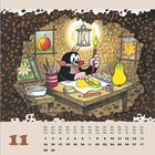 Kalenderblatt für November. Ein Maulwurf malt an einem Tisch in einer Höhle, umgeben von Bildern und Malutensilien.