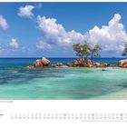 Novemberkalender; Steine und Bäume im türkisblauen Wasser unter blauem Himmel mit Wolken.