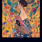 Gustav Klimt, Lady with Fan, 1917/18. Illustration einer Frau mit Fächer, umgeben von bunten Vögeln und Blumen.
