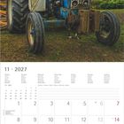 Ein Kalenderblatt für November 2027, ein alter blauer Traktor steht auf einem Feld vor einem bewölkten Himmel.