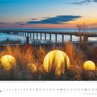 Glühende Kugeln am Strand von Binz, im Hintergrund die Seebrücke, Insel Rügen. Dezember Kalenderansicht.