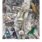 "1914" und hebräische Schrift auf einem Kreuz. Szene mit Chaos, Feuer, Menschen in Panik und religiösen Symbolen.