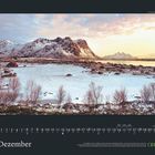 Dezember-Kalenderblatt mit winterlicher Landschaft: Schneebedeckte Berge, gefrorener See und kahler Uferbereich im Sonnenaufgang.
