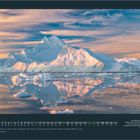 „DEZEMBER“ steht oben. Darunter ein Kalender. Eisberge spiegeln sich im Wasser, der Himmel ist farbenfroh.