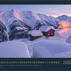 "DEZEMBER" ist groß geschrieben. Eine Kapelle in einer schneebedeckten Berglandschaft mit beleuchteter Kirche bei Sonnenuntergang.