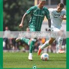 Zu sehen ist "Vorjahresabbildung" und "November". Zwei Fußballspieler im Spiel, einer in grün, einer in weiß mit einem Ball.