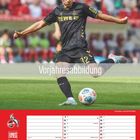 "Vorjahresabbildung", im Hintergrund ein Fußballspieler in schwarzem Trikot, Ball am Boden, Kalender unten.