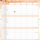 "November" steht in großer, geschwungener Schrift. Illustration eines Mädchens im gelben Kleid mit Flügeln und Blumen.