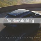 "Vorjahresabbildung" über einem Auto auf einer kurvigen Straße; Datumsübersicht unten: Beginn mit 1. Sonntag, endet mit 30. Donnerstag.