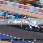 "Vorjahresabbildung" steht über einem Rennwagen auf einer Strecke. Unten links: "11." mit Kalendertagen von 01-30.