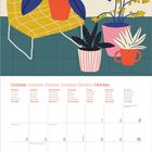 Kalenderblatt Oktober 2027 in mehreren Sprachen, bunte Pflanzenillustration mit einem Stuhl im Hintergrund.