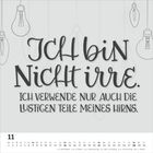 "ICH bin NICHT irre. ICH VERWENDE NUR AUCH DIE LUSTIGEN TEILE MEINES HIRNS." Glühbirnen und unten ein Kalender.