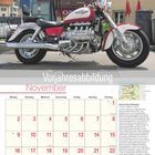 Kalenderseite mit "Vorjahresabbildung" und "November". Oben ein Motorrad an einer Tankstelle; links Text über Normandie-Reise.