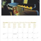 "December", mehrsprachig aufgelistet. Kalender mit Wochentagen und Feiertagen. Illustration: Person neben Klavier im dunklen Raum.