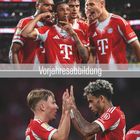 "Vorjahresabbildung" steht im Bild. Zwei Szenen zeigen Fußballspieler in roten Trikots des FC Bayern bei einem Spiel.