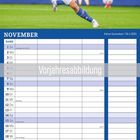 November-Kalender mit Feiertagen. Ein Fußballspieler in Blau-weiß rennt über das Spielfeld.