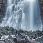 Kalender mit dem Monat Dezember. Ein Wasserfall fließt über schwarze Felsen. Darunter steht "DUMONT".