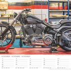 Kalender für November. Zeigt ein schwarzes Motorrad in einer Werkstatt auf einer Hebebühne. Regale im Hintergrund.