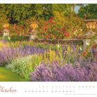 "Oktober" in dekorativer Schrift. Darunter ein Kalender. Farbenfroher Garten mit blühenden Pflanzen vor einer Steinmauer.